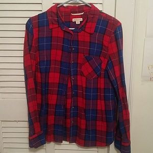 Super cute plaid button-up